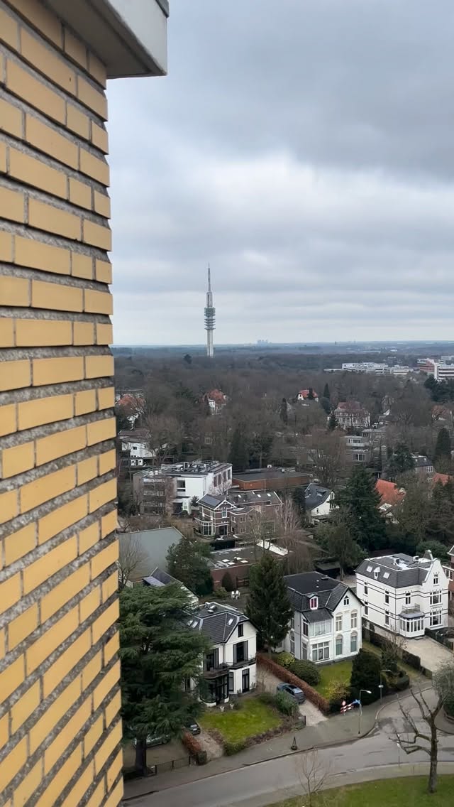 Vandaag stond ik voor het eerst ever op de toren van het Raadhuis in Hilversum and lemme tell you: Koud! Heel gaaf om deze klim te maken en dit uitzicht te mogen zien. Ook een beetje onwerkelijk om alles wat je dagelijks ziet vanaf de grond ineens zo verbonden met elkaar te zien. Deze tour is onderdeel van een nieuwe toffe opdracht die in de startblokken staat, die alles te maken heeft met Dudoks dromen en zijn artistieke brein. #hoei 

#hilversum #dudok #raadhuis #excited