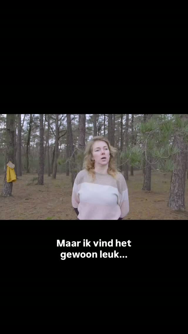 We schoten ook een filmpje. Iets met een nieuwe camera testen. Ziehier het zeer professionele resultaat, compleet met goed verhaal en verwaaid haar. En damn, wat voelde ik die regie van @rachidfinge goed aan. Ik denk dat ik hier iets mee moet. Het is nog maar zes jaar later, prima tempo. 🫶🏻

#filmdebuutinhetbos #natuurfilm #improv #auditie #samenwerkingiskey